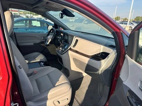Used 2020 Toyota Sienna XLE w/ Carpet Mat Package FWD image 21