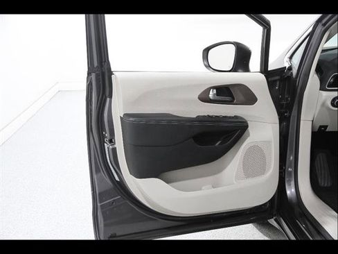 Used 2023 Chrysler Voyager LX FWD image 4