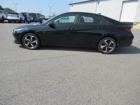 Used 2023 Hyundai Elantra SEL w/ Convenience Package FWD image 8