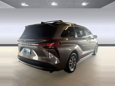 Used 2021 Toyota Sienna XLE image 7