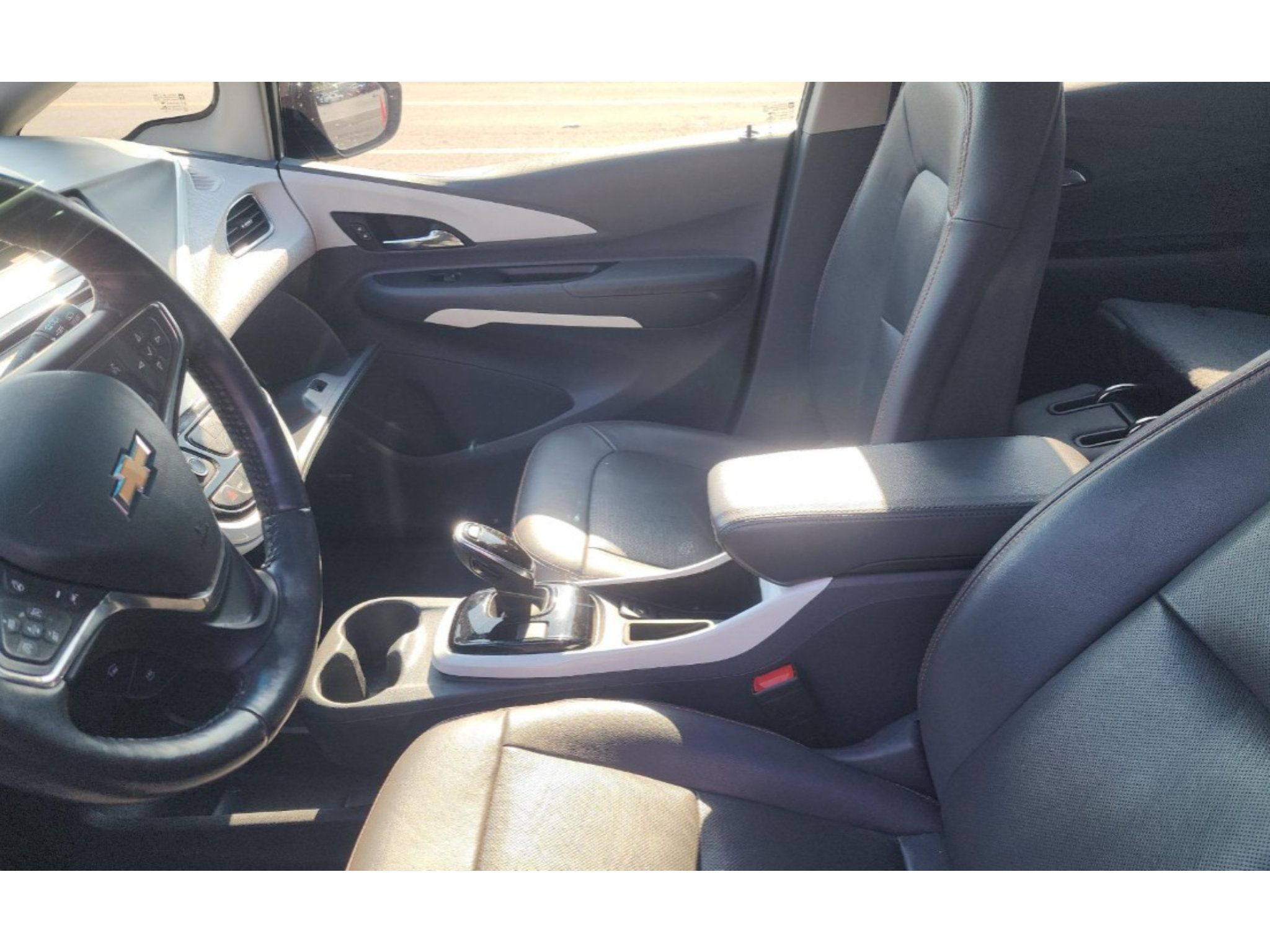 Used 2020 Chevrolet Bolt Premier w/ Infotainment Package FWD image 5
