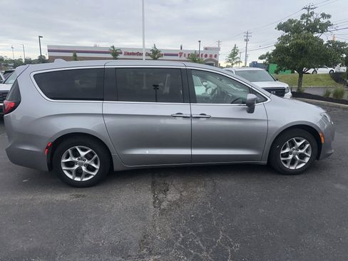 Used 2019 Chrysler Pacifica Touring Plus w/ Tire & Wheel Group FWD image 22