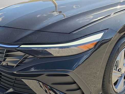 Used 2025 Hyundai Elantra SE image 13