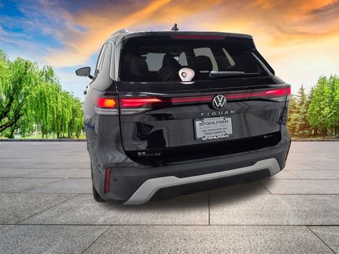 Certified 2025 Volkswagen Tiguan SE w/ Panoramic Sunroof Package image 6