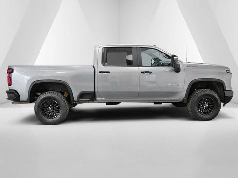 Used 2024 Chevrolet Silverado 2500 ZR2 w/ Technology Package AWD/4WD image 8