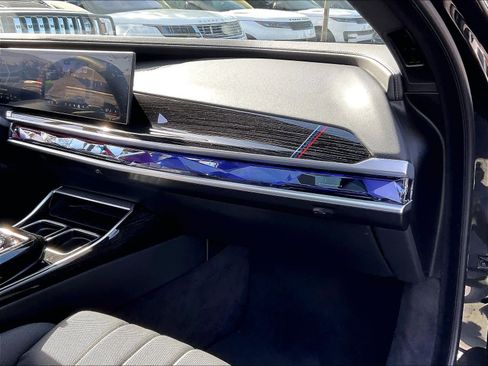 Used 2025 BMW 750e xDrive image 18