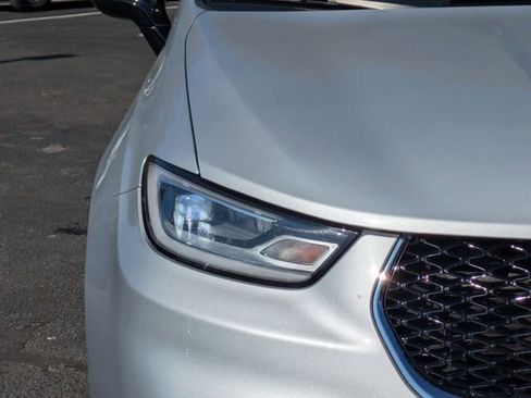 Used 2024 Chrysler Pacifica Limited image 10