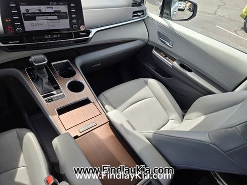 Used 2024 Toyota Sienna XLE image 18