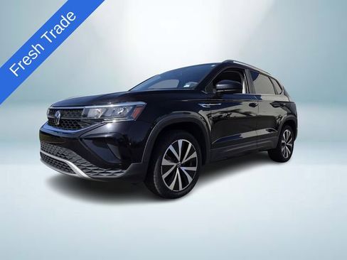 Certified 2022 Volkswagen Taos SE w/ Panoramic Sunroof Package image 2