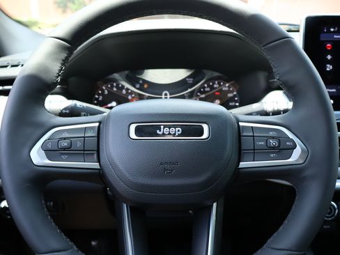 Used 2023 Jeep Compass Latitude w/ Sun and Sound Group AWD/4WD image 13