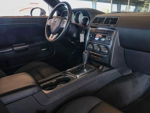 Used 2013 Dodge Challenger SXT image 27