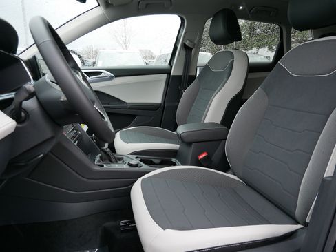 New 2026 Volkswagen Taos SE image 4