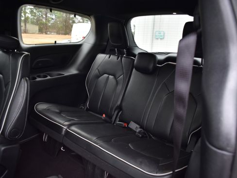 Used 2025 Chrysler Pacifica Limited image 26