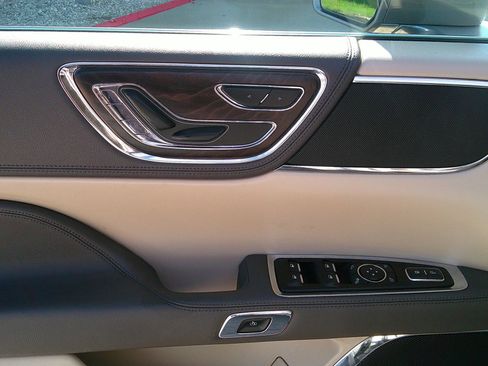 Used 2019 Lincoln Continental Select image 32