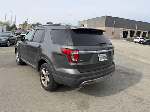 Used 2017 Ford Explorer XLT w/ Equipment Group 202A image 3