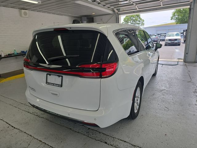 Used 2024 Chrysler Pacifica Touring-L FWD image 5