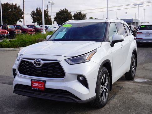 Used 2022 Toyota Highlander XLE image 7