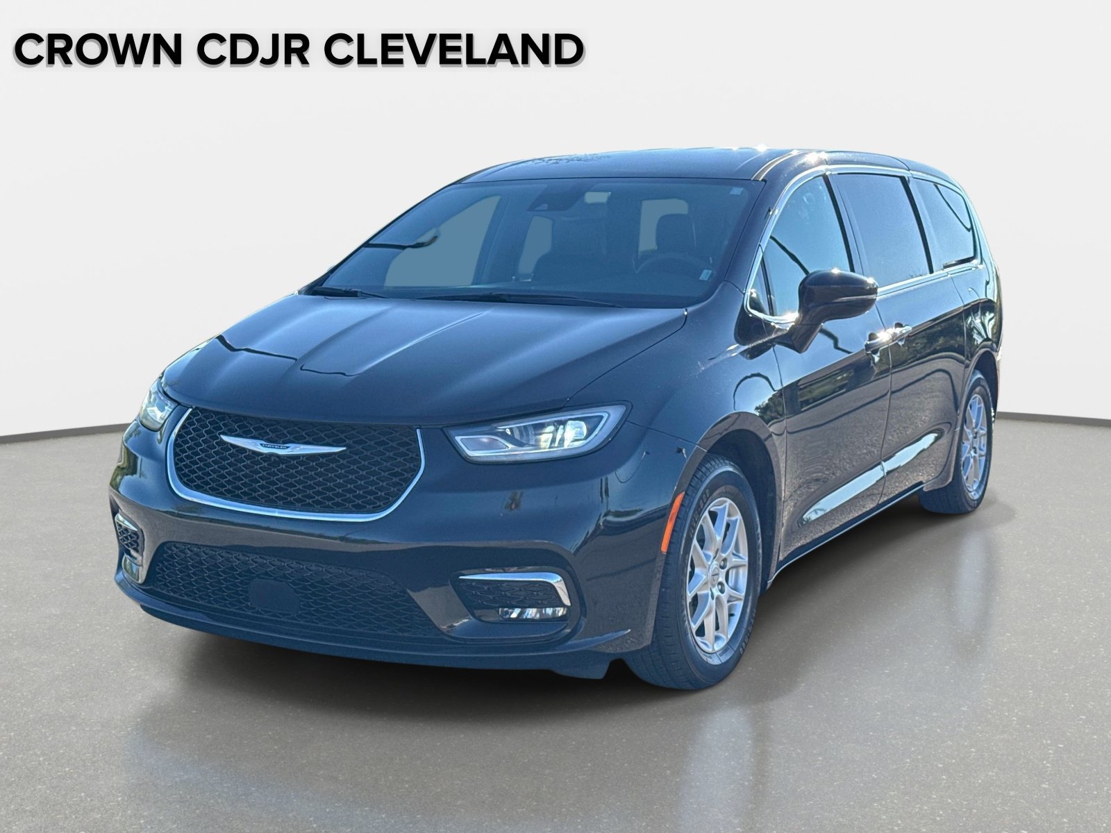 Used 2025 Chrysler Pacifica Select FWD image 8