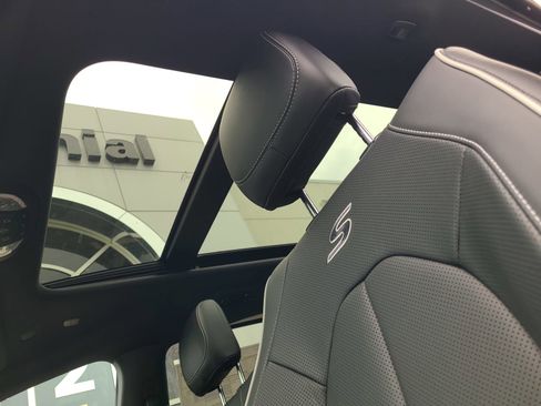 New 2023 Chrysler Pacifica Limited w/ Uconnect Theater Family Group image 33