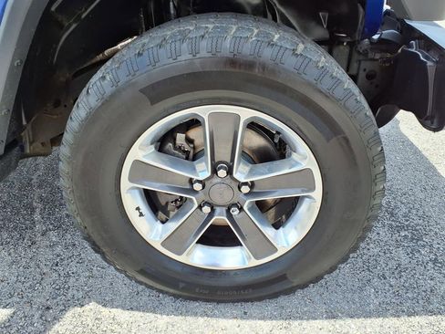 Used 2018 Jeep Wrangler Unlimited Sahara w/ Dual Top Group image 9