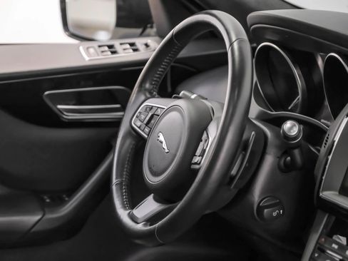 Used 2019 Jaguar F-PACE Premium image 8