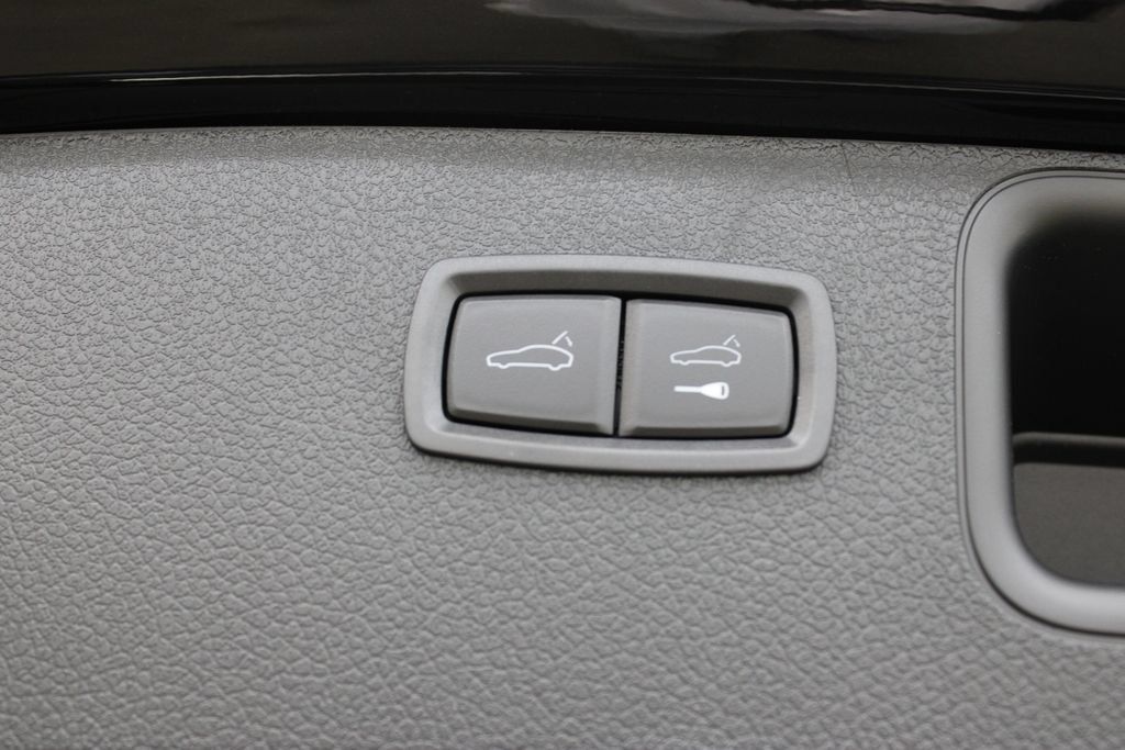 Used 2025 Porsche Macan S AWD/4WD image 40