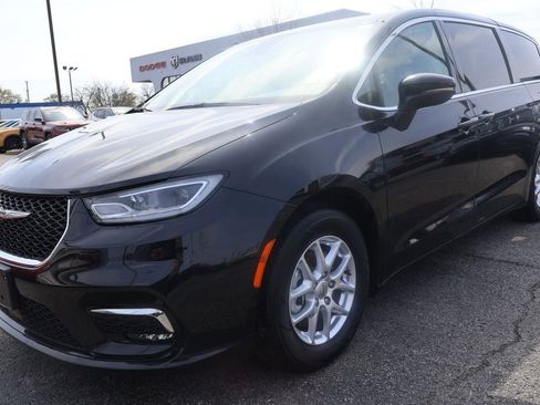 Used 2023 Chrysler Pacifica Touring-L image 2