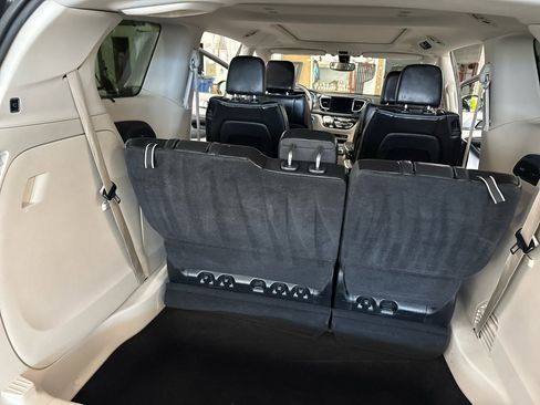 Used 2018 Chrysler Pacifica Limited image 44