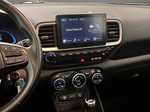 Used 2023 Hyundai Venue SEL FWD image 9