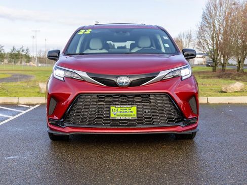 Used 2022 Toyota Sienna XSE FWD image 2