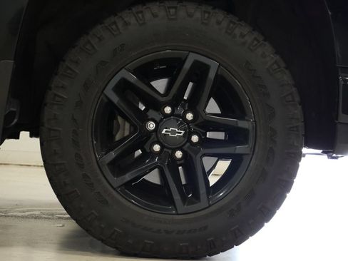 Used 2021 Chevrolet Silverado 1500 Custom Trail Boss w/ LPO, Dark Essentials Package AWD/4WD image 8