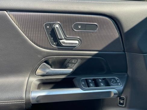 Used 2023 Mercedes-Benz GLB 250 4MATIC w/ Premium Package image 22