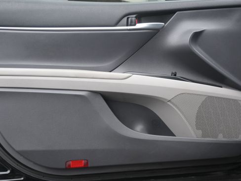 Used 2020 Toyota Camry SE image 14