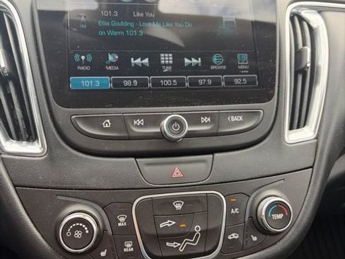 Used 2018 Chevrolet Malibu LT w/ Leather Package FWD image 6