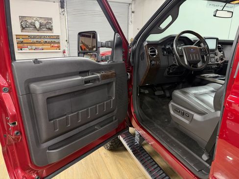 Used 2015 Ford F250 Platinum w/ Platinum Package AWD/4WD image 13