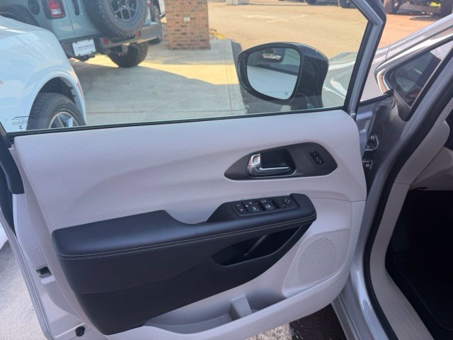 Used 2024 Chrysler Pacifica Touring-L FWD image 13