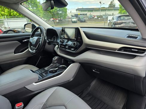 Used 2022 Toyota Highlander XLE AWD/4WD image 10