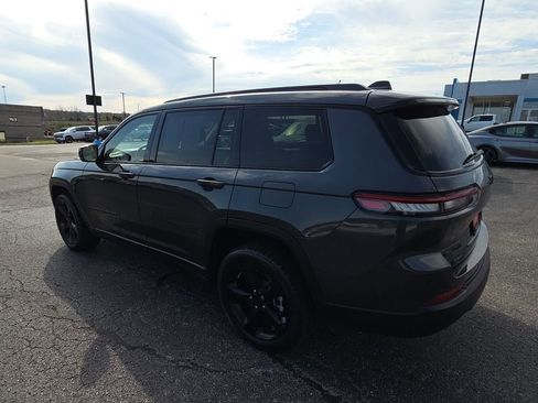 Used 2022 Jeep Grand Cherokee L Limited w/ Black Appearance Package image 6