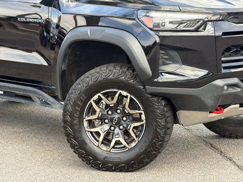 Used 2025 Chevrolet Colorado ZR2 w/ Technology Package AWD/4WD image 3