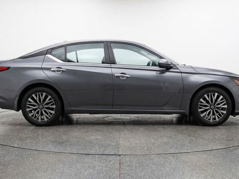 Used 2025 Nissan Altima 2.5 SV image 11