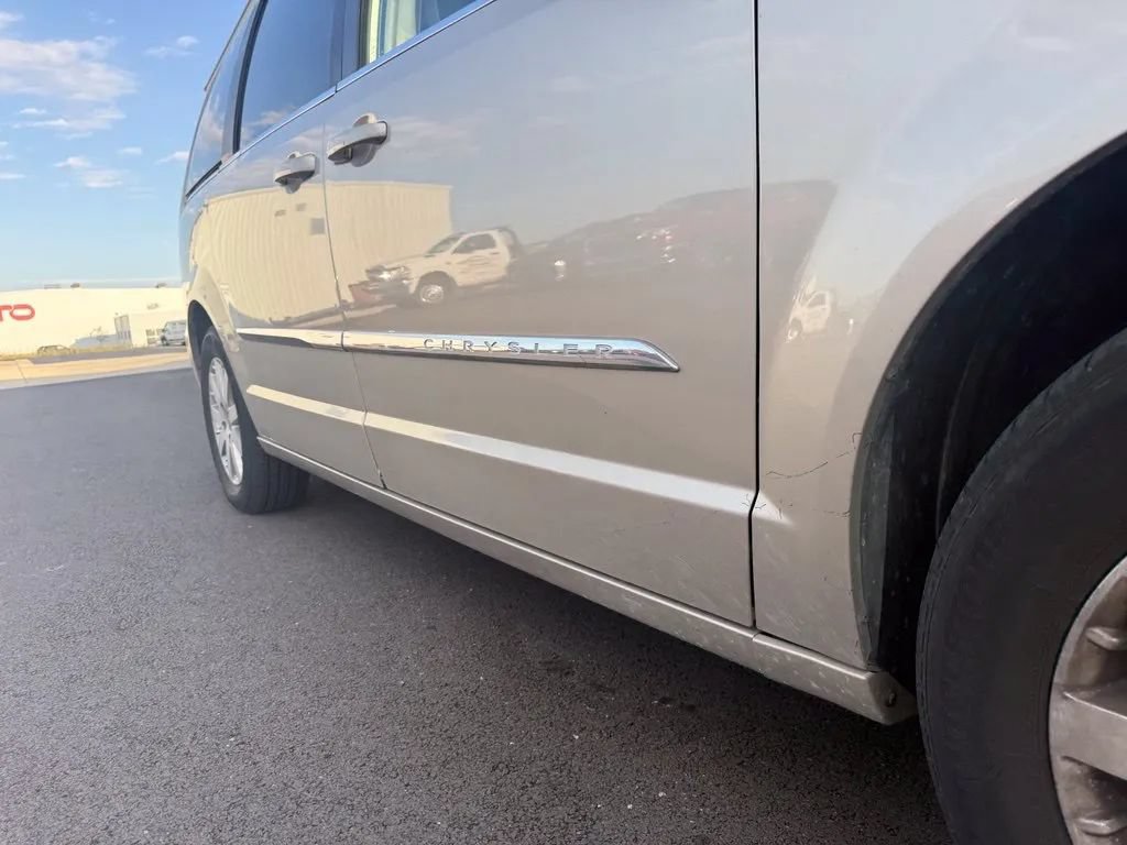 Used 2015 Chrysler Town & Country Touring FWD image 11