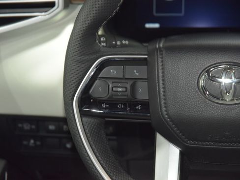 Used 2025 Toyota Sequoia Capstone AWD/4WD image 40