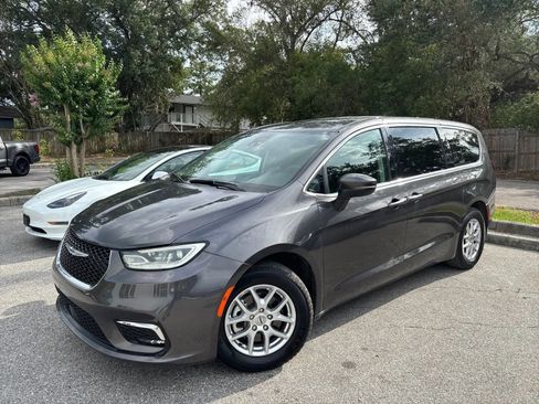 Used 2023 Chrysler Pacifica Touring-L FWD image 2