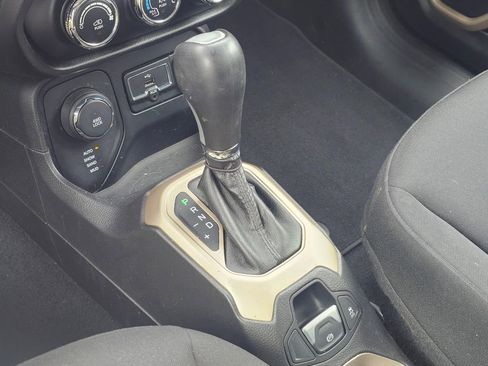 Used 2016 Jeep Renegade Latitude AWD/4WD image 31