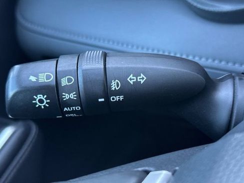 Used 2023 Toyota Highlander LE image 39