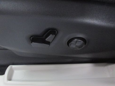 Used 2023 Chrysler Pacifica Touring-L FWD image 28
