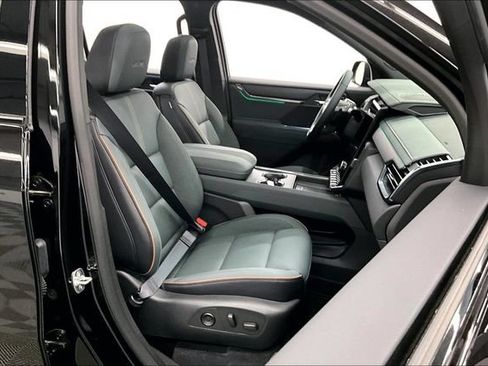 Used 2025 GMC Acadia AT4 w/ Luxury Package AWD/4WD image 8