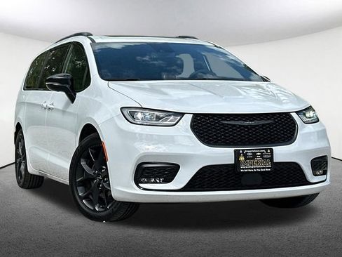 Used 2025 Chrysler Pacifica Limited FWD image 2
