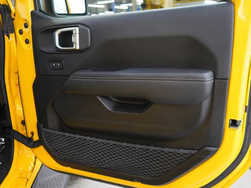 Used 2019 Jeep Wrangler Unlimited Sahara w/ Dual Top Group AWD/4WD image 9