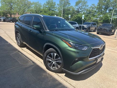 Used 2023 Toyota Highlander XLE FWD image 2